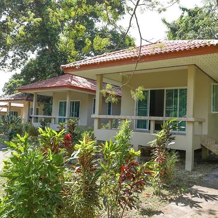 Baansukjai Bungalows Ranong Extérieur photo