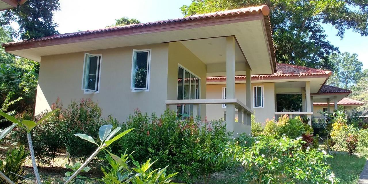 Baansukjai Bungalows Ranong Extérieur photo