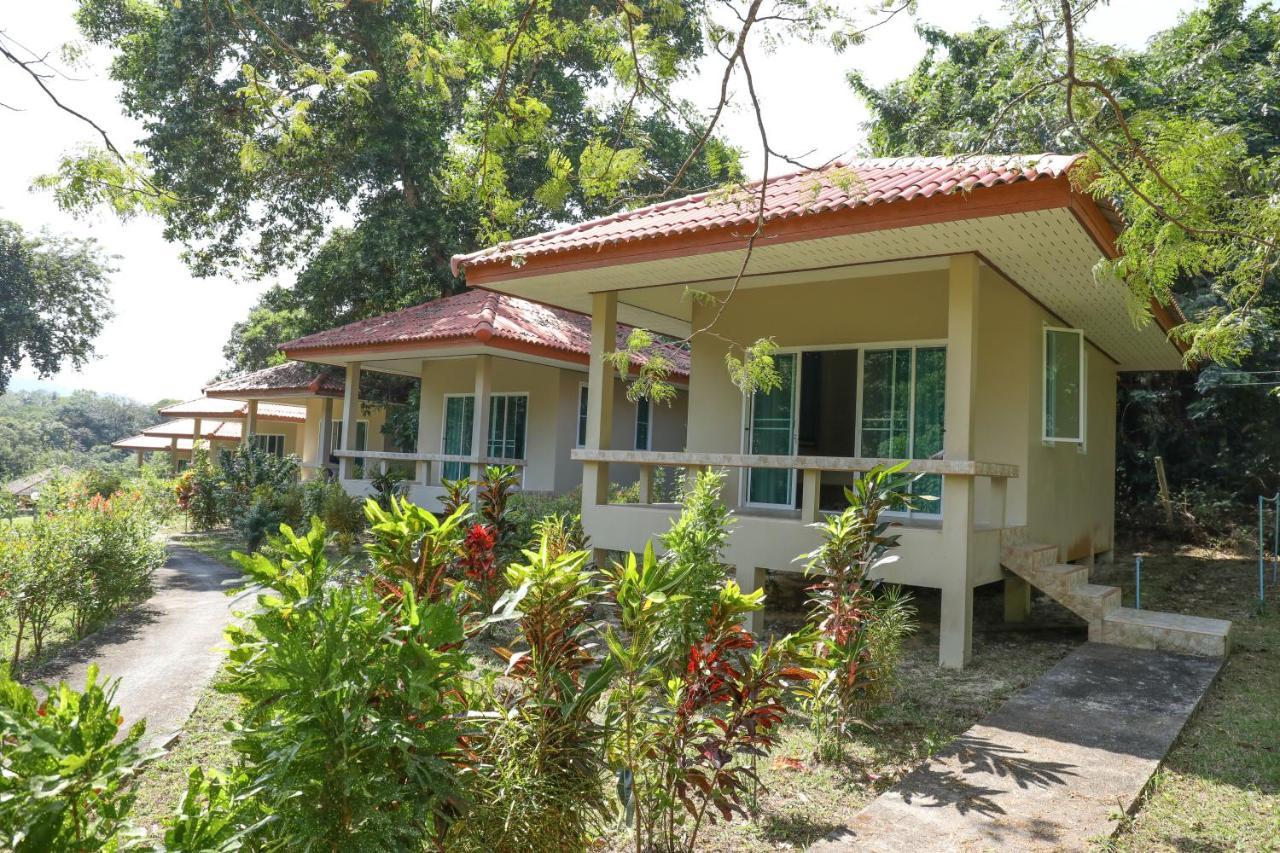 Baansukjai Bungalows Ranong Extérieur photo