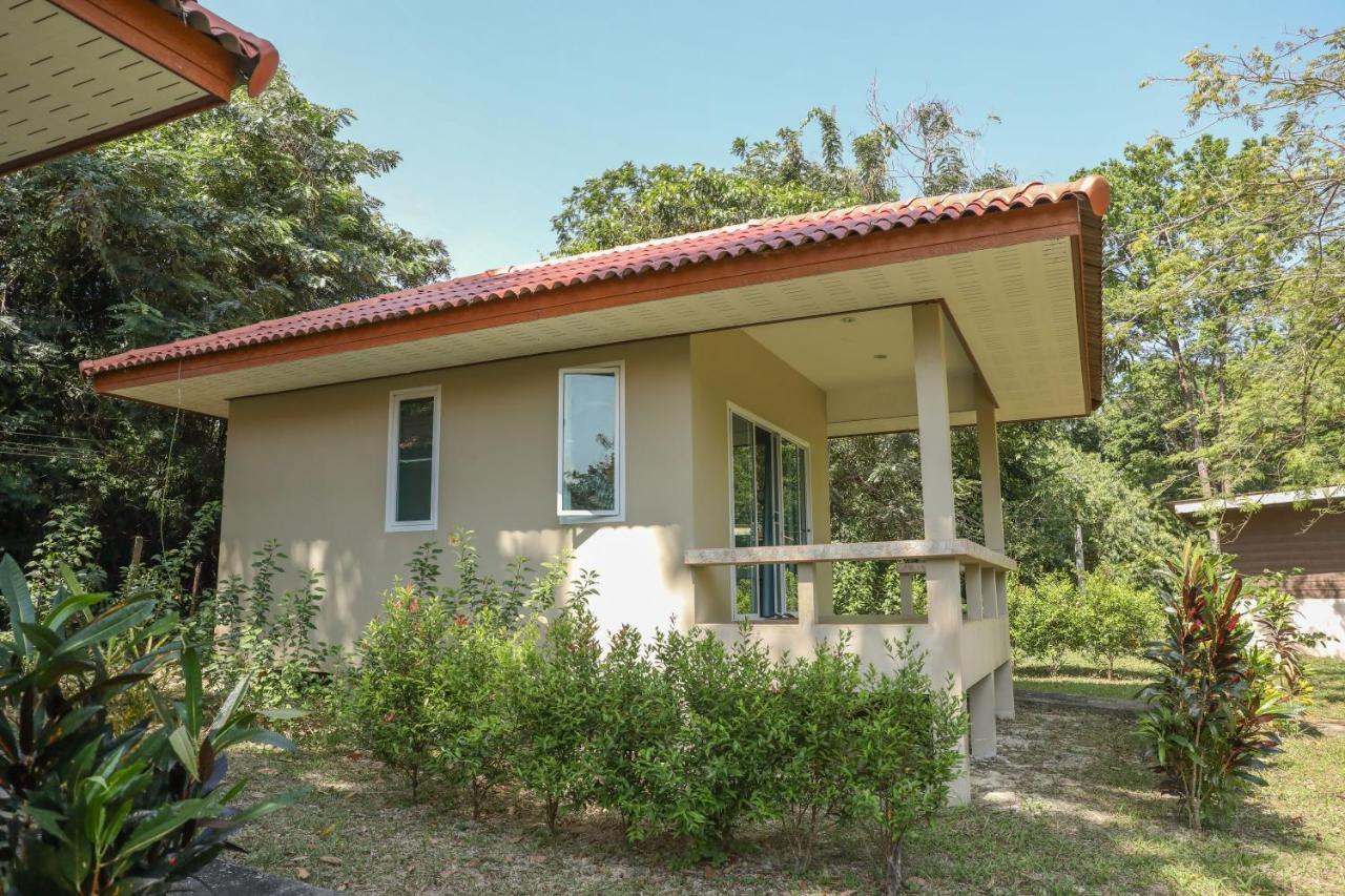 Baansukjai Bungalows Ranong Extérieur photo