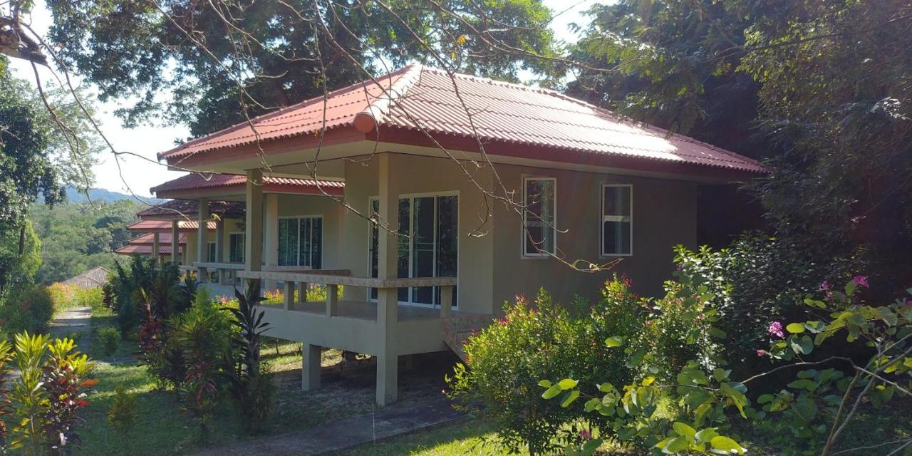 Baansukjai Bungalows Ranong Extérieur photo