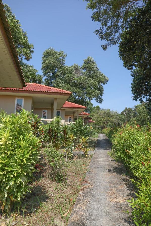 Baansukjai Bungalows Ranong Extérieur photo